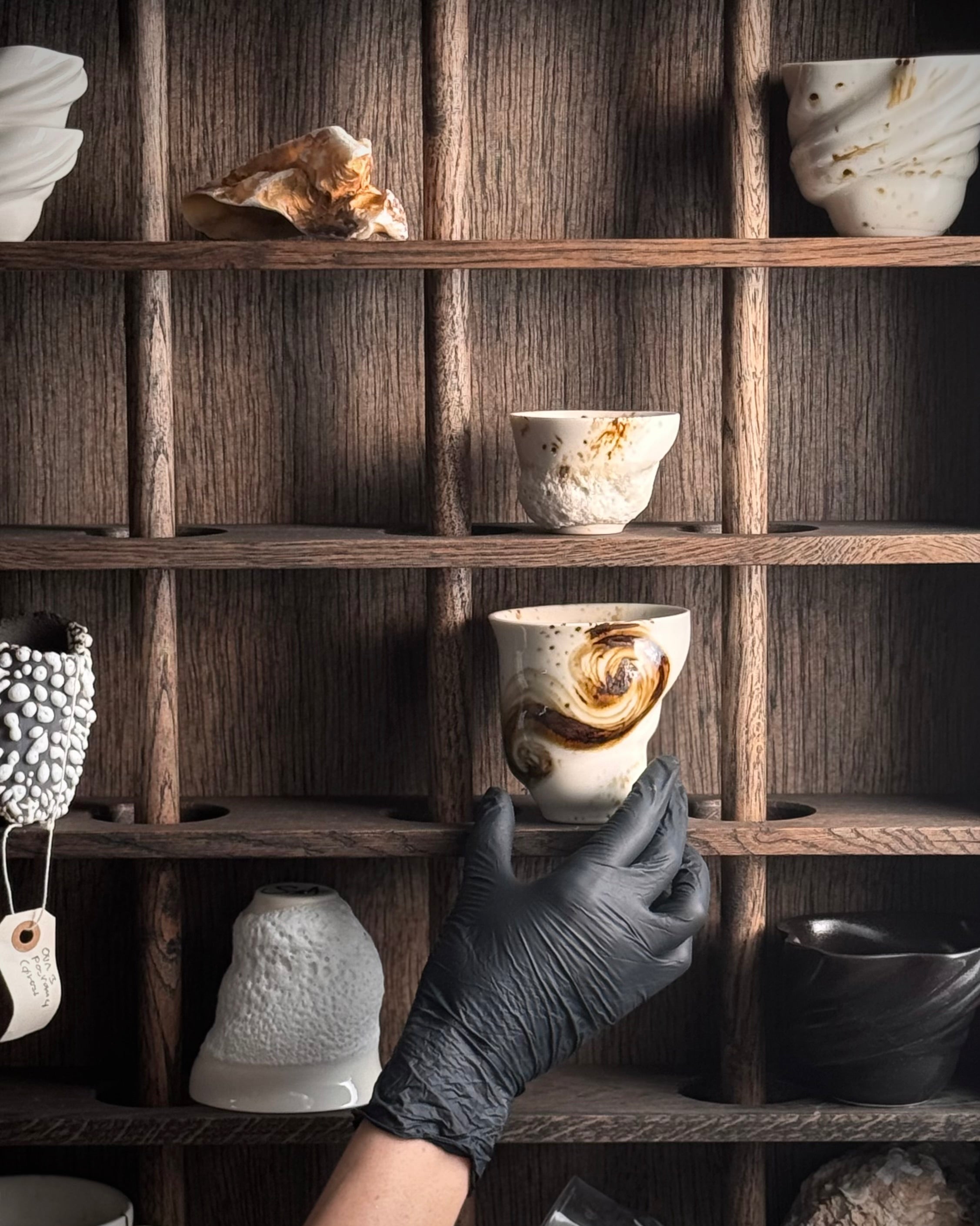 Cup Shelf aus dunkel geölter Eiche