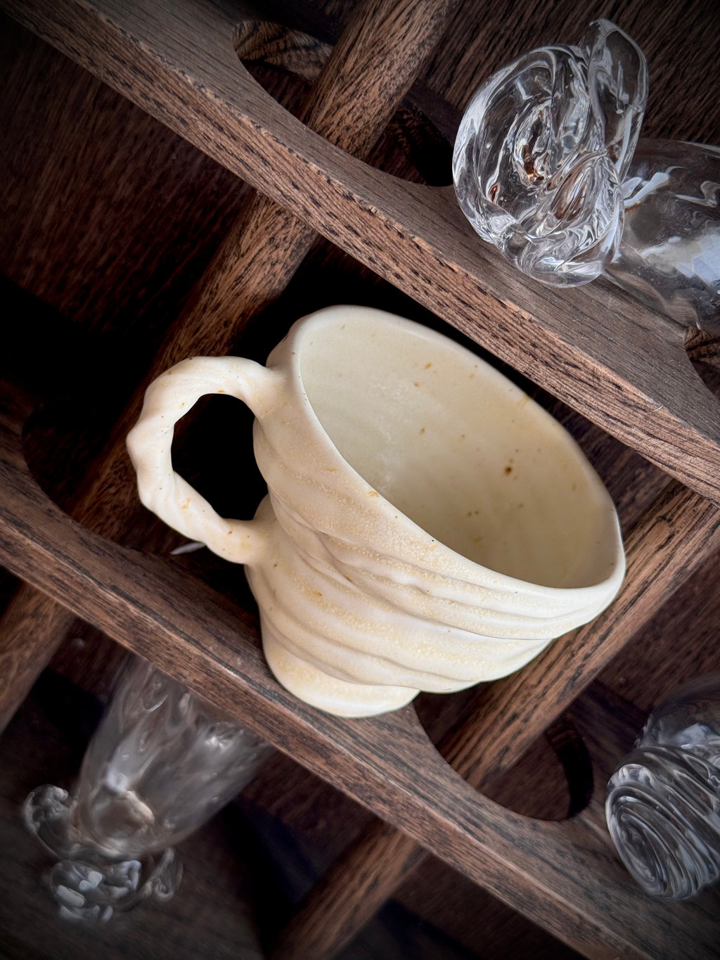 Sneglekop med hank -  skal glasur. Latte kop