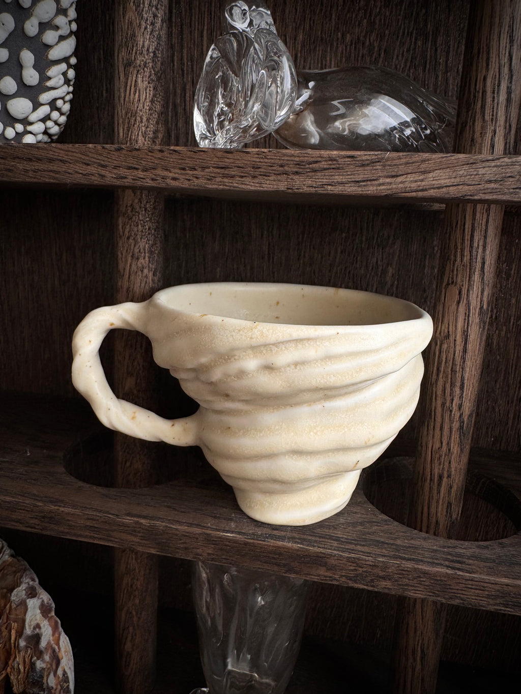 Sneglekop med hank -  skal glasur. Latte kop