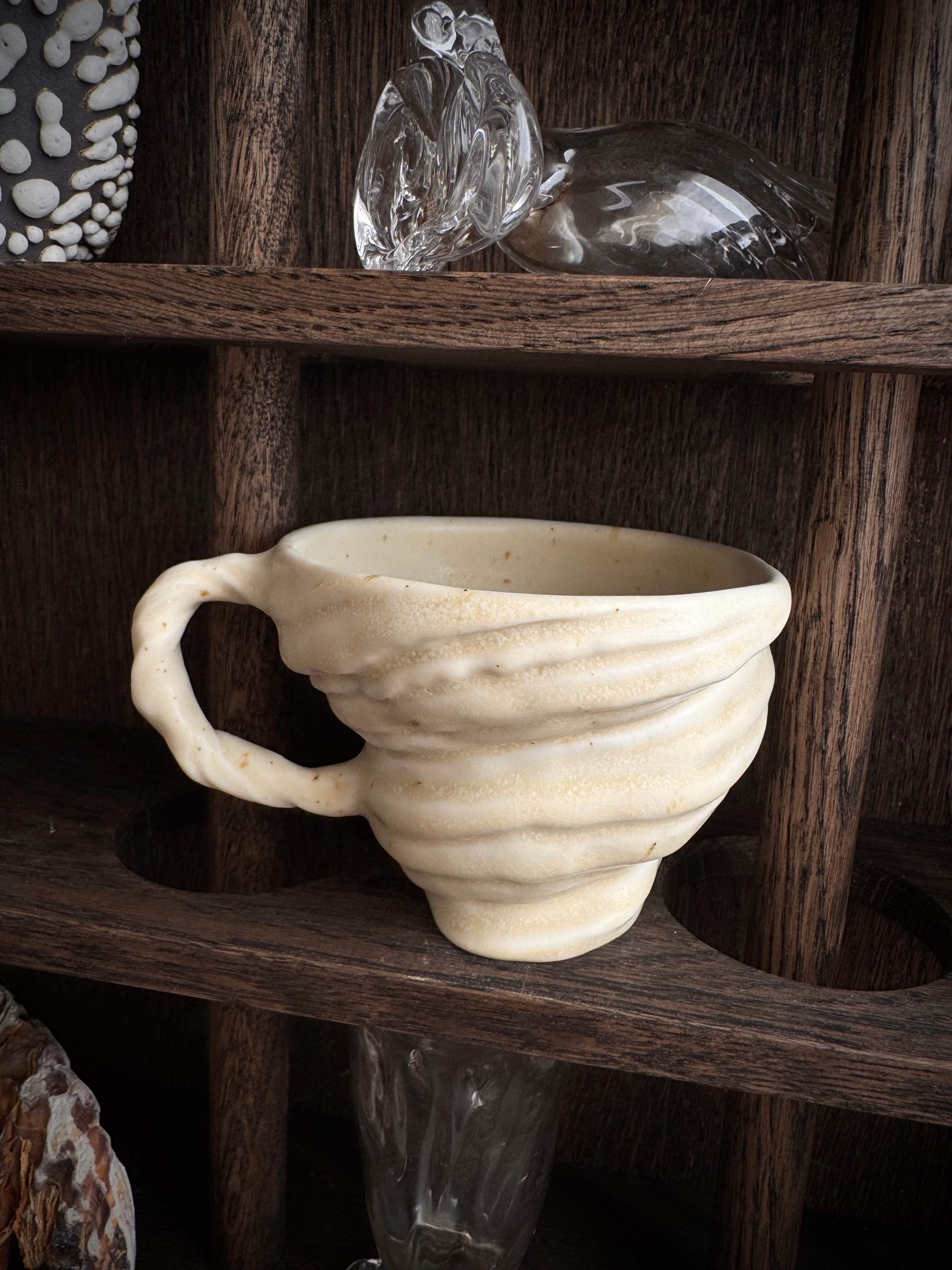 Sneglekop med hank -  skal glasur. Latte kop