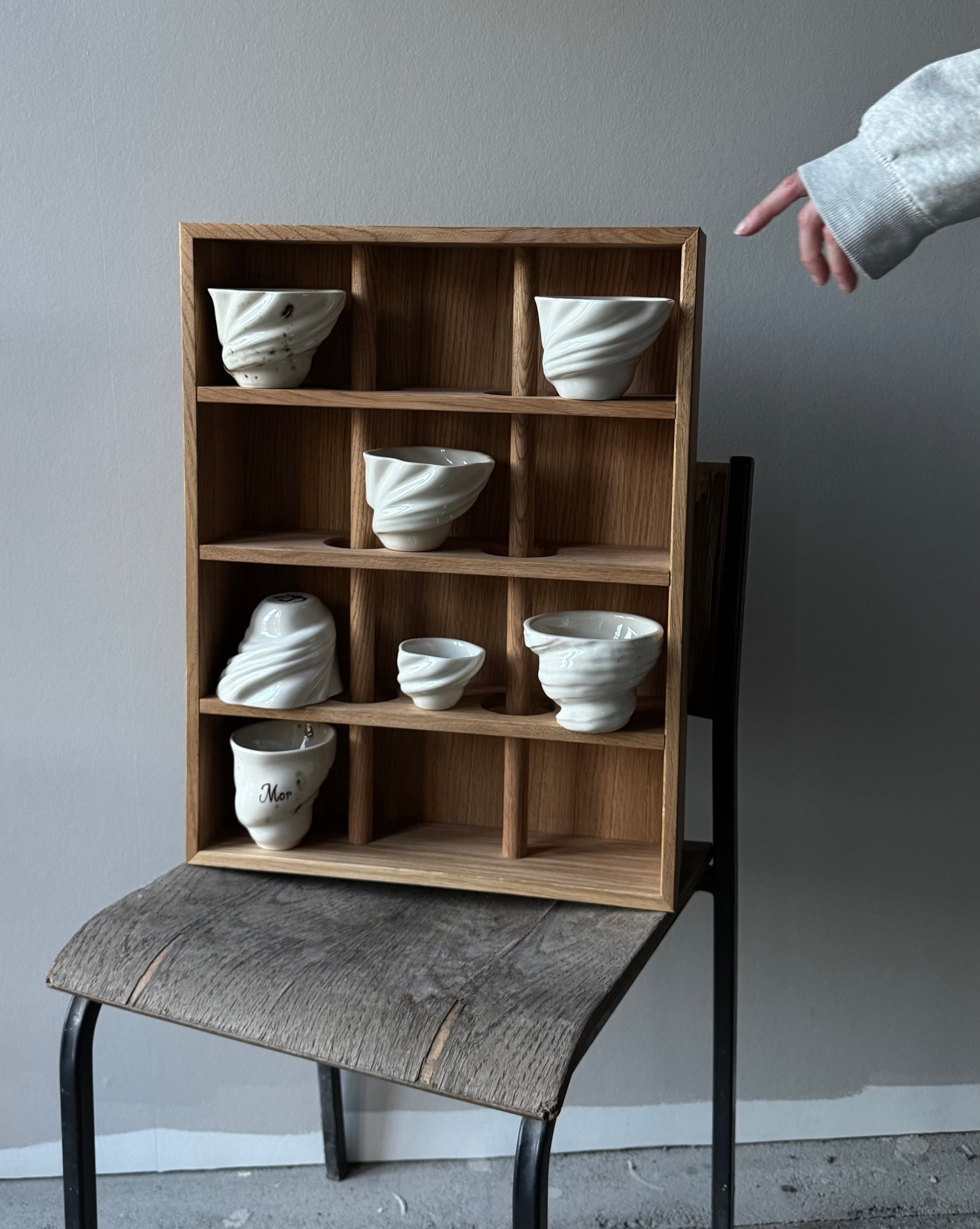 Cup shelf -  aus hell geölter Eiche. 12 Fächer