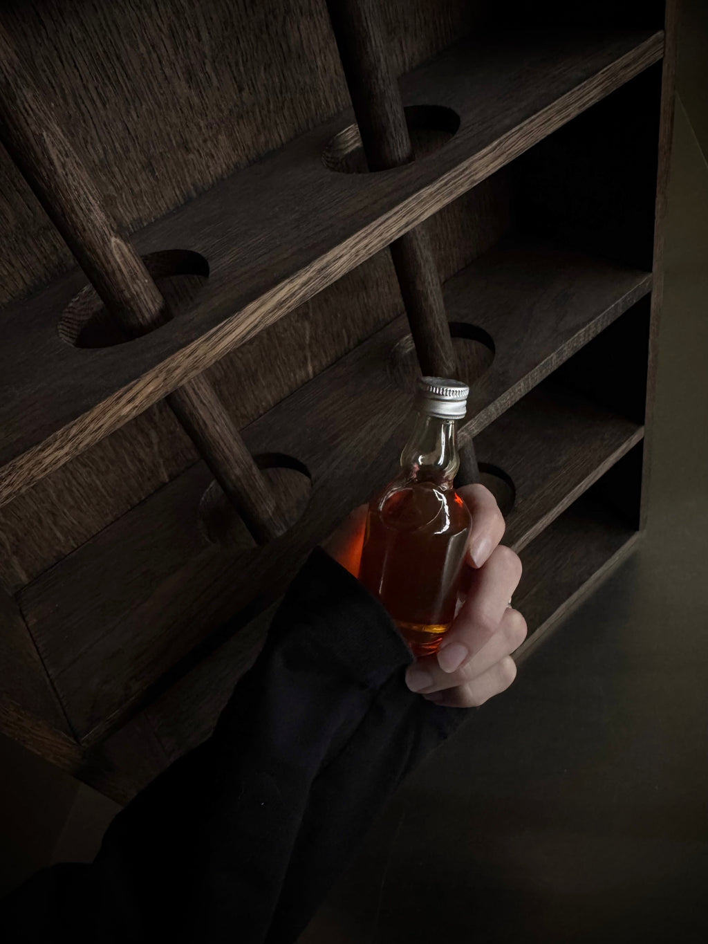 Kopreol - mørk eg med 12 rum